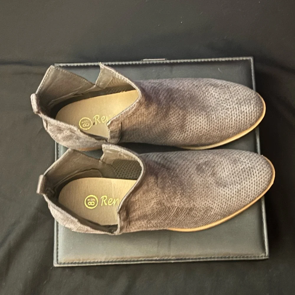 Stylish Gray Ankle Boots - Picture 3 of 3